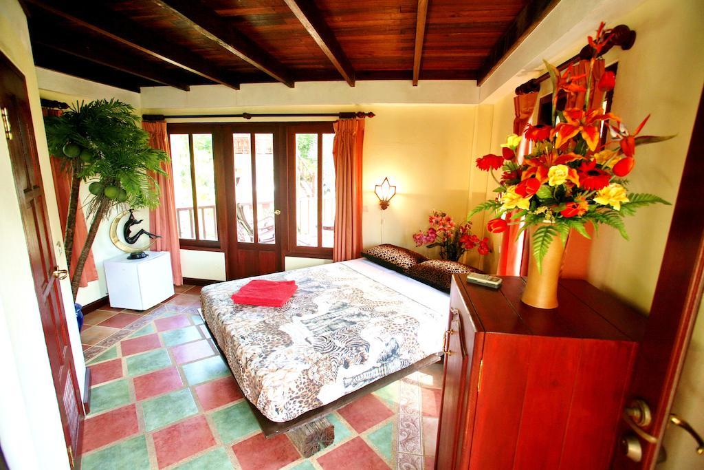 Coco Palace Resort Nai Harn Quarto foto